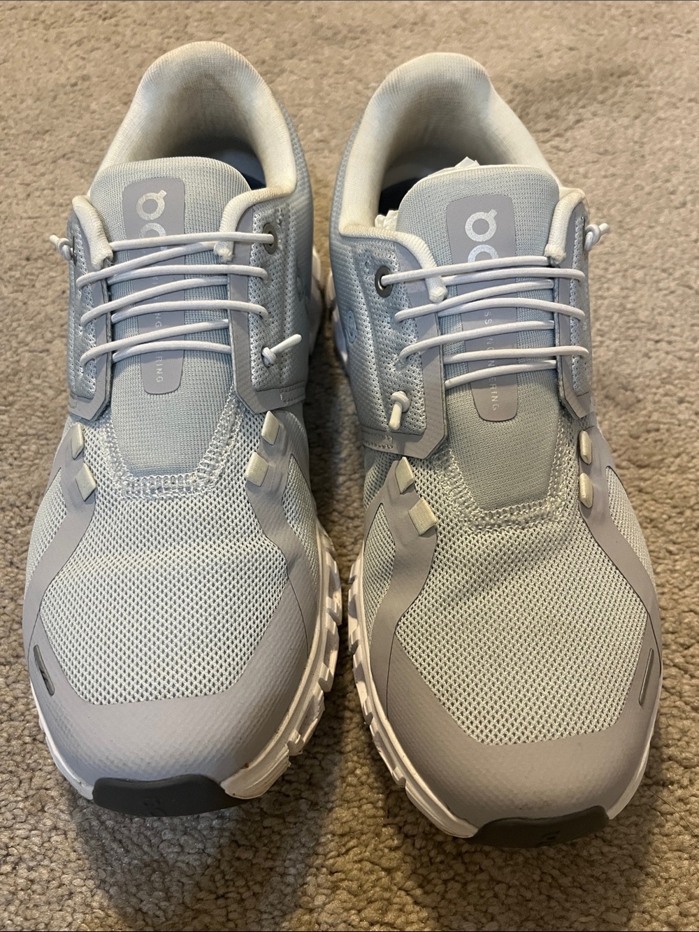 On Cloud Womens Cloud 6 Road Running Shoes light gray and white Sneakers size 8
